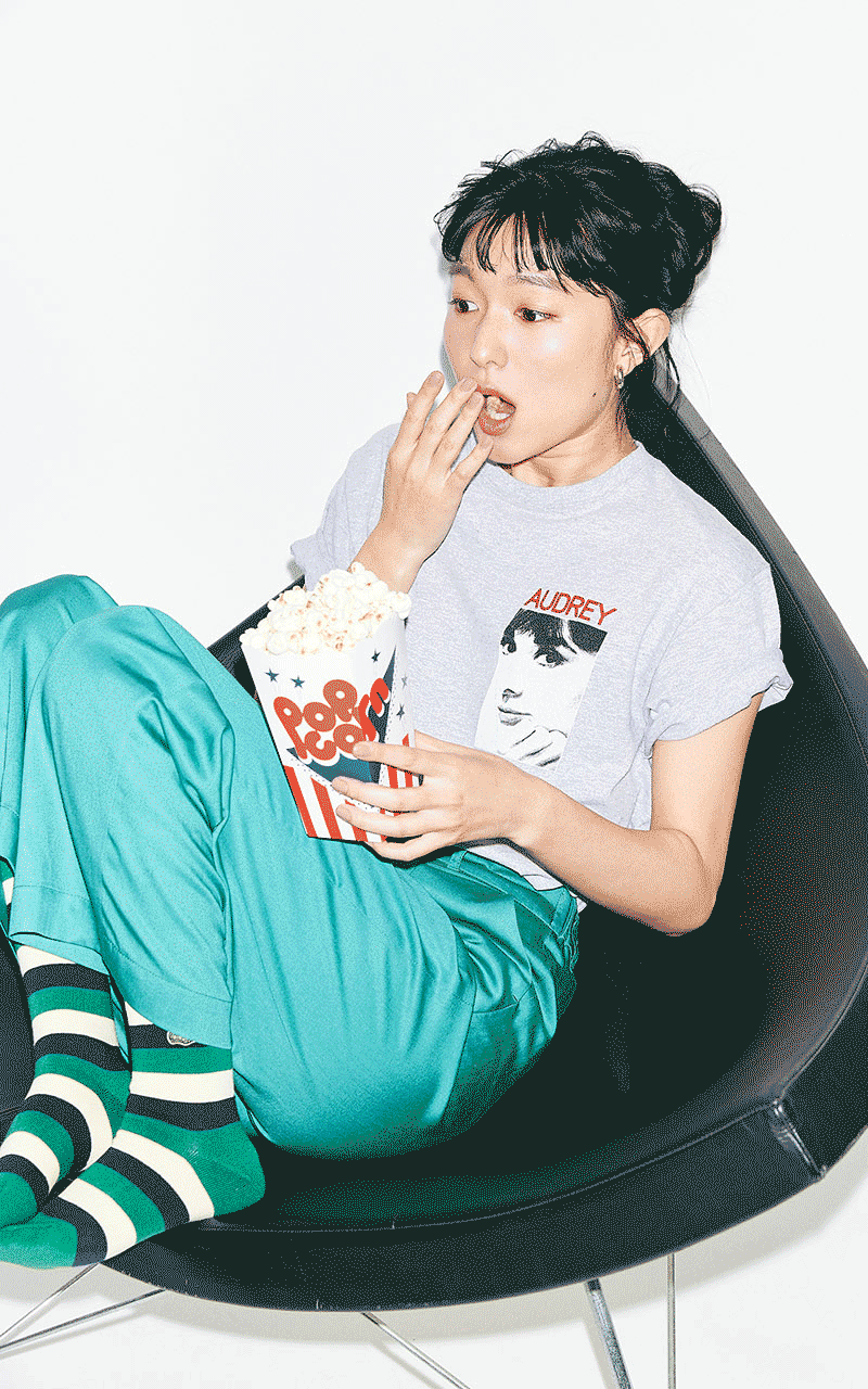 オードリー・ヘップバーンのプリントTシャツと共に、ずっと観たかった映画を堪能!さらっとした麻混素材のパンツと合わせたシンプルコーディネートは、マルチボーダーのソックスで程よい遊び心を。
