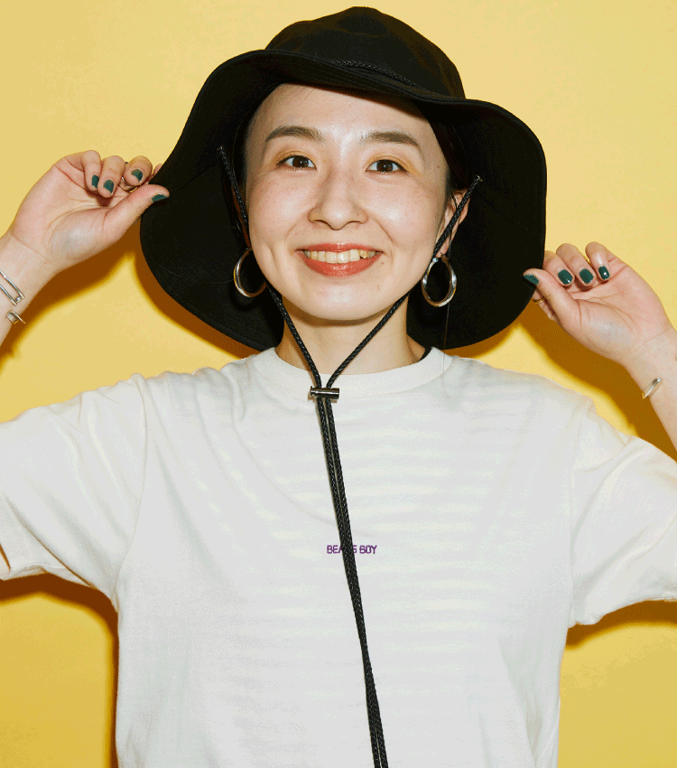 アクティブシーンで活躍する、紐付きが嬉しいつば広のハット。折り畳みもできるので幅広いアウトドアシーンの相棒に。