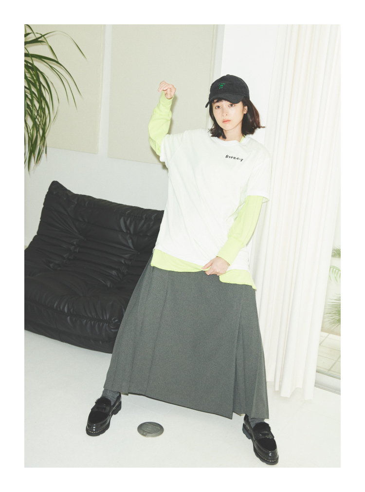 あえてXLサイズを選んで、レイヤードスタイルの提案をしてみました。Tシャツは単品で着ることが多いけど、あえての着こなしはあり。
ウエストにベルトを巻こうか帽子かぶるか迷いましたが、普段帽子をよく被るので、キャップを合わせました。