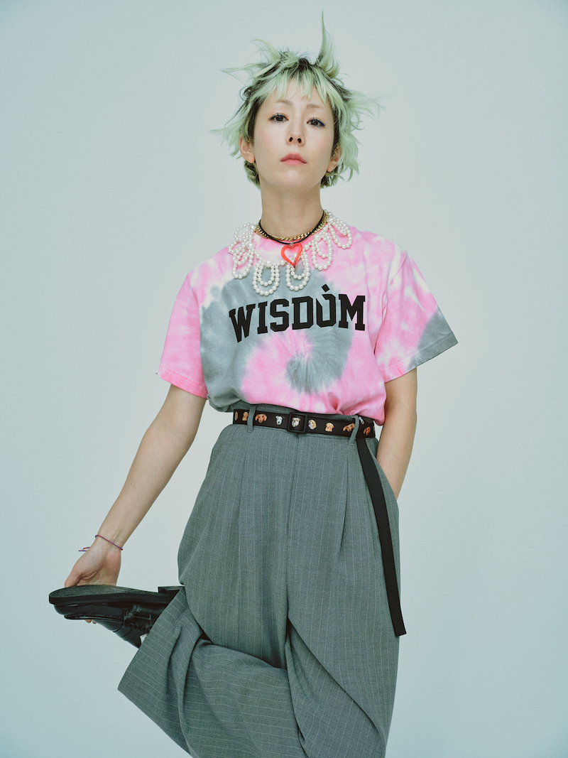 – NOMA t.d.
テキスタイルデザイナーの野口真彩子とデザイナーの佐々木拓真のデュオが手がける〈NOMA t.d.(ノーマ ティーディー) 〉 より、タイダイカラーのTシャツが3色登場。
インパクトのあるタイダイTシャツには、あえてマニッシュなワイドのスラックスを合わせてシックに。アクセサリーの重ね付けや犬プリントが可愛いベルトで、大人の遊び心をプラスしたい。