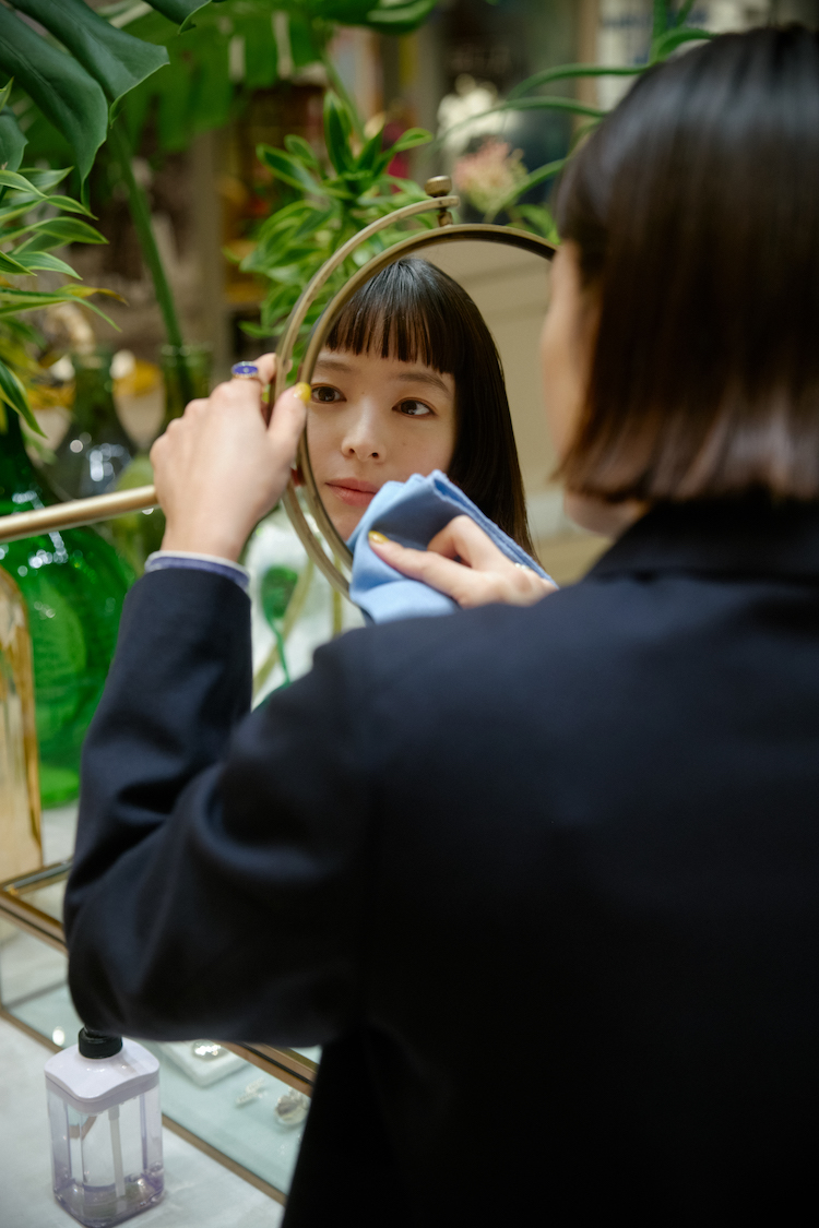 開店前は、店舗の美観を保つために清掃を行います。