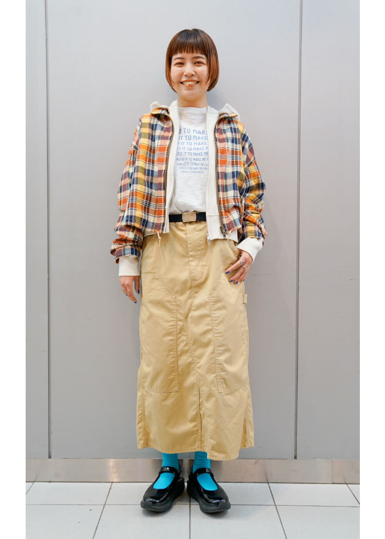 〈BEAMS BOY〉の春夏シーズンに欠かせない、インドマドラスチェックのブルゾンを主役にした今季らしいベーシックスタイルに。シンプル見えするスカートは、ワークのダブルニーパンツをアレンジしたような一癖効いたデザイン。ベーシックの中に、ちょっとした拘りを散りばめていくのがBOY流のスタイル。ソックスで思い切ったターコイズカラーを差してみたり、エナメルのシューズで素材感を遊んでみたり。ベーシックだからこそ、小物で一癖効かせるのが楽しい！