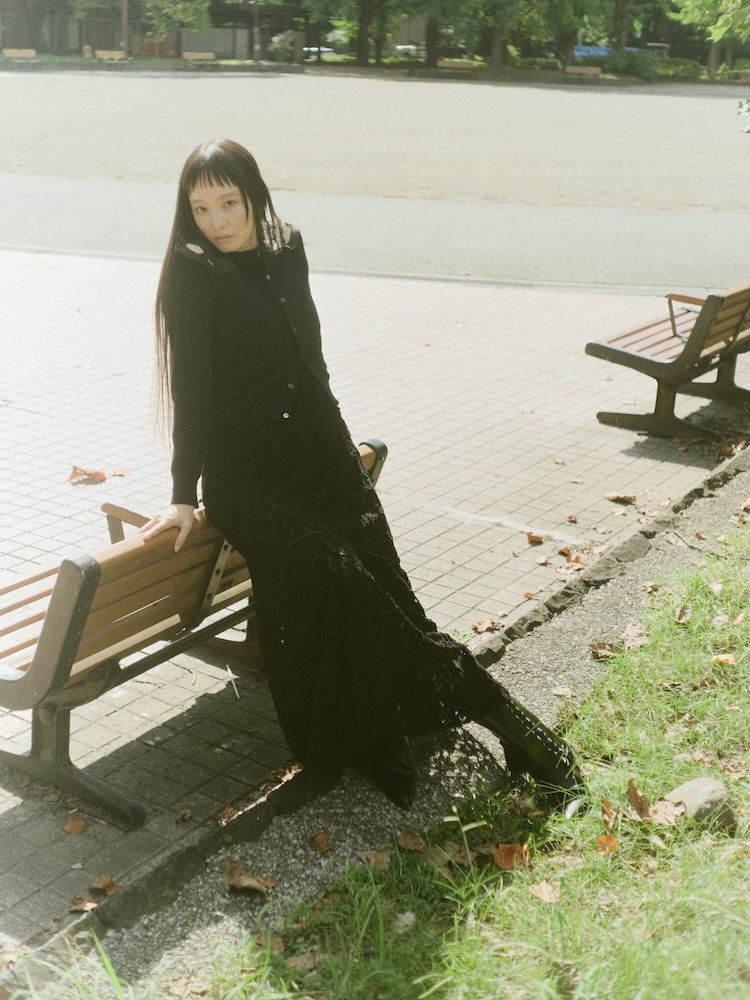 ーMIYAO
元コムデギャルソンのパタンナー、宮尾史郎がデザインとパターンの両方を手がける〈MIYAO（ミヤオ）〉。「着る人と共鳴する」ことをテーマに作られる服は、着用する人の着こなしによって、さまざまな表情を持つ多面的なアイテムが多い。肩のカットワークに視線を集めるニットカーディガンは、表裏関係なく着ることができ、インナーのアイテムによっても印象が変わる。