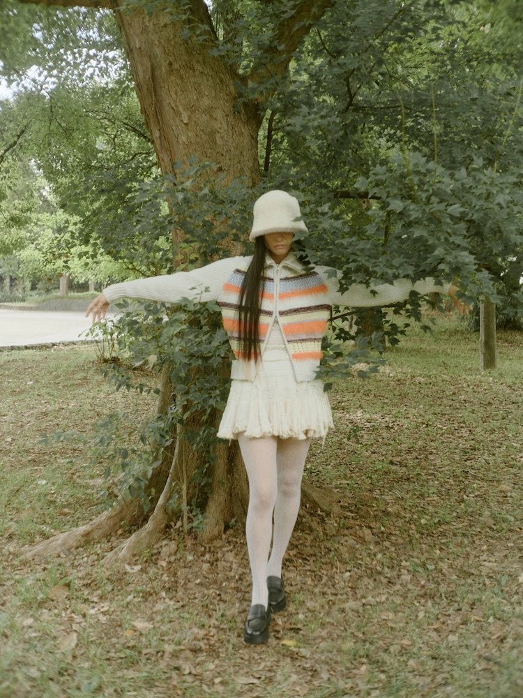 ーBoussole
〈Ray BEAMS〉ではお馴染みのニットブランド、〈Boussole（ブソル）〉より、色とりどりのボーダーが華やかな主役級のニットカーディガンが届いた。ジップを上げるとハイネックにもなり、合わせるボトムス次第でスタイリングのシルエットが変わるので、その日の気分で表情を変えて着こなしを楽しめる。
