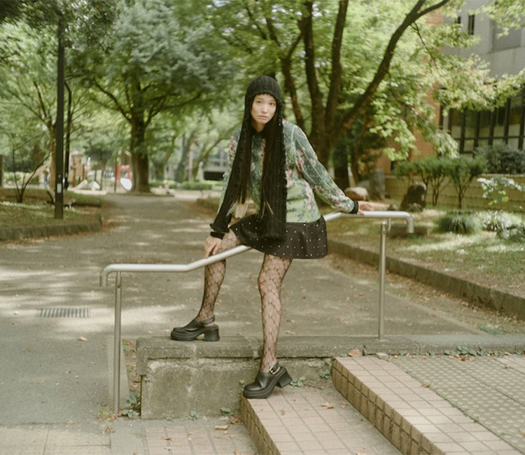 ーGIM CONTEXT
今年で60周年を迎える歴史あるニットメーカー、〈GIM CONTEXT（ジム コンテキスト）〉は、匿名のデザインチームにより長年の歴史の中で培われてきたニッティング技術を駆使。〈Ray BEAMS〉のバイヤーが撮影したという庭の写真をもとに、グリーンとピンクの鮮やかな絵画のようなニットが生まれた。