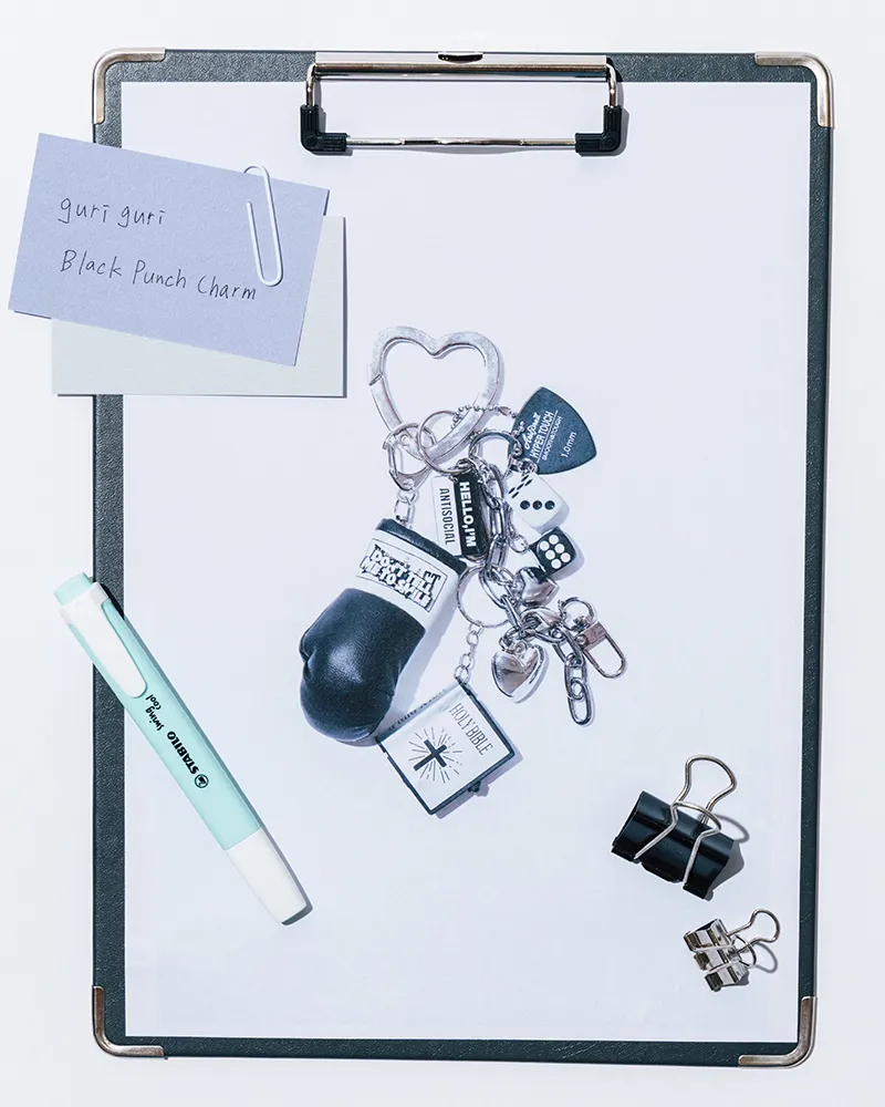 日常のスタイルをより自分色に
端正なレザーバッグに、あえてキーホルダーをジャラジャラと。そんなチグハグなバランスが今、最高に愛おしい！ポイントはバッグとキーホルダーのカラーを合わせること。ワントーンにまとめる技を加えれば、大人が付けても嫌味がなく、今っぽい遊び心に。心惹かれるまま、直感的に選んでみて。