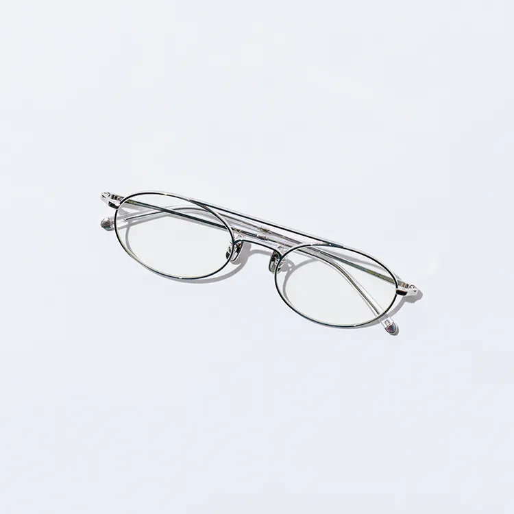 知的なメガネで“お仕事モード”に
クラシカルなツーブリッジ仕様のアイウェアは、顔周りの印象を変えたいときに便利！あえて天地を低く抑えたデザインで、顔立ちをモダンかつスタイリッシュに引き締めて。華奢なメタルフレームだから主張しすぎず、カジュアルな装いにもすんなり溶け込む。バッグに忍ばせておけばアフターファイブの印象チェンジにも。