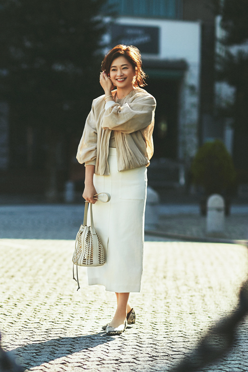 CURRENTELLIOTTベージュチノパンツ23 三尋木奈保さん着用 冬のニュアンスカラー、大人の結論 | エディター 三尋木奈保 New